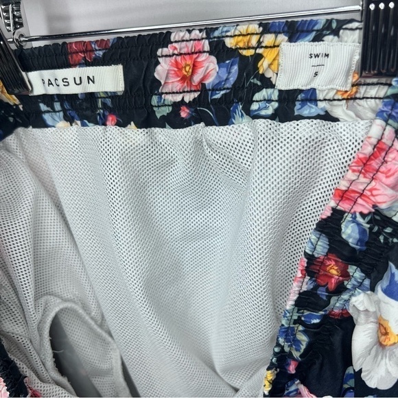 PacSun Bright Floral Drawstring Elastic Waist Lined Swim Trunks. Size: Small - Picture 5 of 6